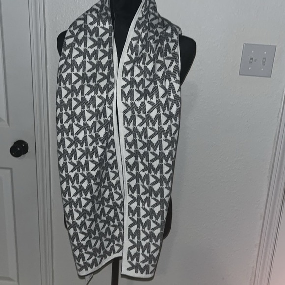 MICHAEL KORS LOGO REVERSIBLE SCARF WRAP - Picture 2 of 5